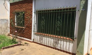 CASA CON AMPLIO FONDO LIBRE  EN VENTA EN LONGCHAMPS