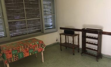 CASA CON AMPLIO FONDO LIBRE  EN VENTA EN LONGCHAMPS