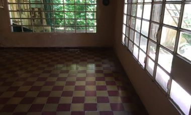 CASA CON AMPLIO FONDO LIBRE  EN VENTA EN LONGCHAMPS