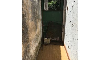 CASA CON AMPLIO FONDO LIBRE  EN VENTA EN LONGCHAMPS