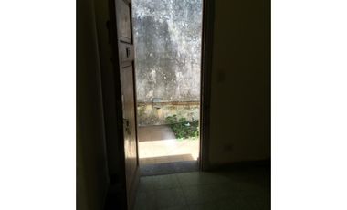 CASA CON AMPLIO FONDO LIBRE  EN VENTA EN LONGCHAMPS