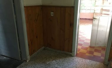 CASA CON AMPLIO FONDO LIBRE  EN VENTA EN LONGCHAMPS