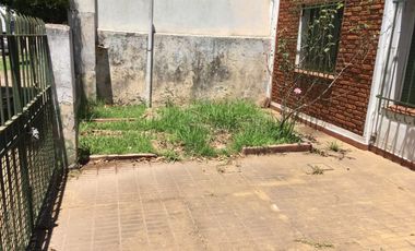 CASA CON AMPLIO FONDO LIBRE  EN VENTA EN LONGCHAMPS