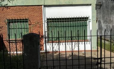 CASA CON AMPLIO FONDO LIBRE  EN VENTA EN LONGCHAMPS