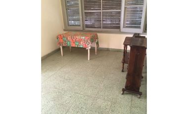 CASA CON AMPLIO FONDO LIBRE  EN VENTA EN LONGCHAMPS