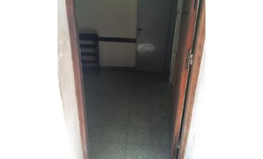 CASA CON AMPLIO FONDO LIBRE  EN VENTA EN LONGCHAMPS