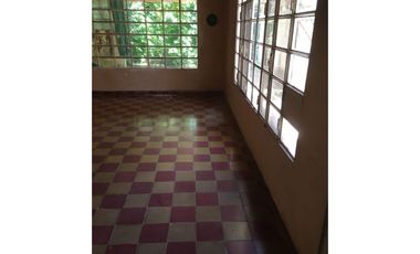 CASA CON AMPLIO FONDO LIBRE  EN VENTA EN LONGCHAMPS