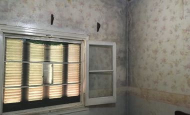 CASA CON AMPLIO FONDO LIBRE  EN VENTA EN LONGCHAMPS