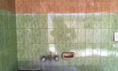 CASA CON AMPLIO FONDO LIBRE  EN VENTA EN LONGCHAMPS
