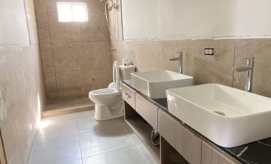 CASA MODERNA CON JARDIN Y TERRAZA