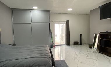 CASA MODERNA CON JARDIN Y TERRAZA