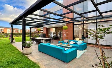 Espectacular casa esquinera con vista al lago tipo Aliso en Oikos, Cajicá