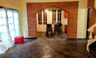 Casa en venta - 4 Dormitorios 2 Baños - Cochera - 254Mts2 - Lomas de Zamora
