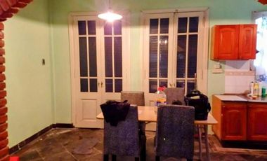 Casa en venta - 4 Dormitorios 2 Baños - Cochera - 254Mts2 - Lomas de Zamora