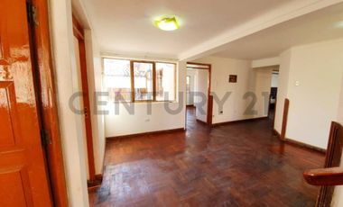 VENTA DE CASA A PRECIO DE TERRENO CON AMPLIO PATIO