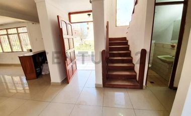 VENTA DE CASA A PRECIO DE TERRENO CON AMPLIO PATIO