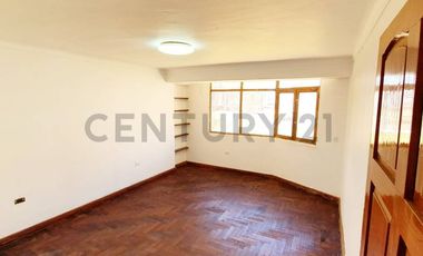 VENTA DE CASA A PRECIO DE TERRENO CON AMPLIO PATIO