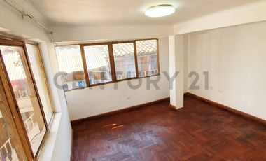 VENTA DE CASA A PRECIO DE TERRENO CON AMPLIO PATIO