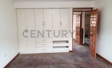 VENTA DE CASA A PRECIO DE TERRENO CON AMPLIO PATIO
