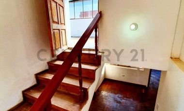 VENTA DE CASA A PRECIO DE TERRENO CON AMPLIO PATIO