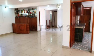 VENTA DE CASA A PRECIO DE TERRENO CON AMPLIO PATIO