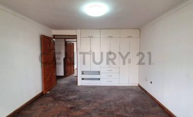 VENTA DE CASA A PRECIO DE TERRENO CON AMPLIO PATIO