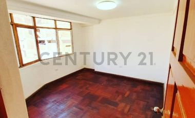 VENTA DE CASA A PRECIO DE TERRENO CON AMPLIO PATIO