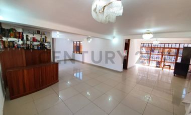 VENTA DE CASA A PRECIO DE TERRENO CON AMPLIO PATIO