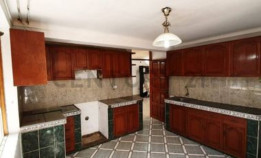 VENTA DE CASA A PRECIO DE TERRENO CON AMPLIO PATIO