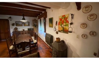 HERMOSA CASA CON MUY LINDO JARDIN