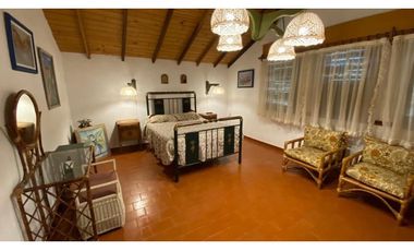 HERMOSA CASA CON MUY LINDO JARDIN