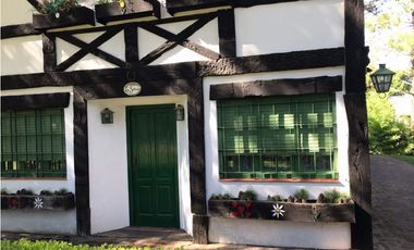 HERMOSA CASA CON MUY LINDO JARDIN