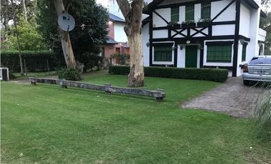 HERMOSA CASA CON MUY LINDO JARDIN