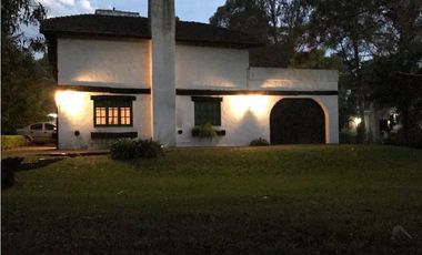 HERMOSA CASA CON MUY LINDO JARDIN