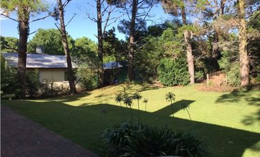 HERMOSA CASA CON MUY LINDO JARDIN
