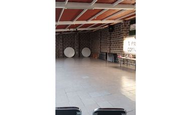 Se vende salón de fiestas en avenida transitada, local y 6 departamentos