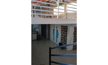 Se vende salón de fiestas en avenida transitada, local y 6 departamentos