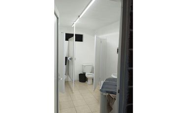 Se vende salón de fiestas en avenida transitada, local y 6 departamentos