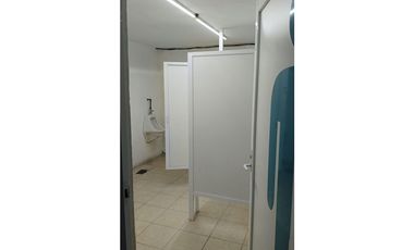 Se vende salón de fiestas en avenida transitada, local y 6 departamentos