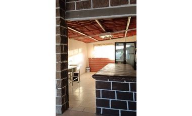 Se vende salón de fiestas en avenida transitada, local y 6 departamentos