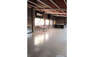 Se vende salón de fiestas en avenida transitada, local y 6 departamentos