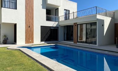 Casa en venta en Atlixco, a unos metros de la Aldea con alberca y 4 recámaras