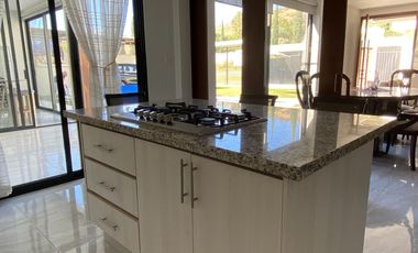 Casa en venta en Atlixco, a unos metros de la Aldea con alberca y 4 recámaras