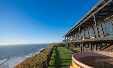 Parcela con casa nueva vista directa al mar en primera linea