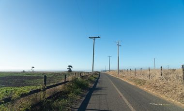 Parcela con casa nueva vista directa al mar en primera linea