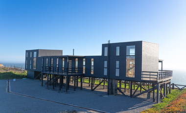 Parcela con casa nueva vista directa al mar en primera linea