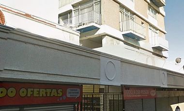 VENDO DEPTO EN PLENO CENTRO IDEAL PARA REMODELACIÓN.