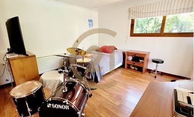 CASA CONDOMINIO, 4 DORM. SUITE, SERV, MARÍA MONVEL