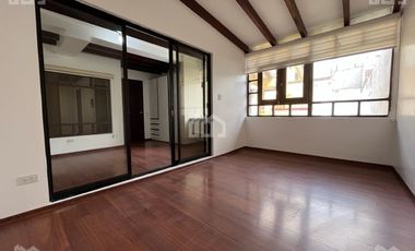 CASA DE RENTA EN CUMBAYÁ