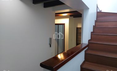 CASA DE RENTA EN CUMBAYÁ